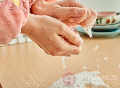 经常用肥皂和清水洗手可以有效防止病原体的传播