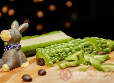 苦瓜味苦，生吃性寒，以春、秋季食用佳