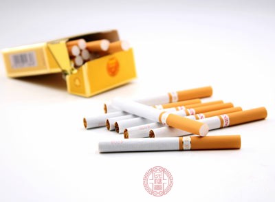煙草煙霧中的有害物質會對呼吸道產生刺激，引發炎癥反應