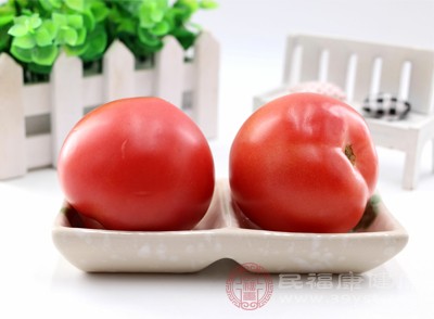 西紅柿膳食纖維含量高，生吃可以保留這些纖維素，有助于促進消化和腸道健康