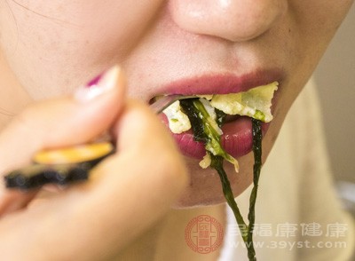 在現代的快餐文化中，暴飲暴食已經成為一種普遍現象