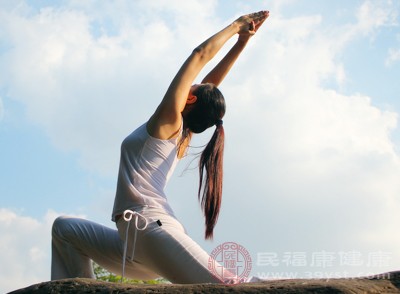 瑜伽是一种非常健康的运动方式，可以促进身体柔韧性、协调性，帮助放松身心、补足肺气