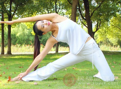 瑜伽通过舒展的体位法、深呼吸和冥想等练习，能够帮助平衡气血，增强体内的生命能量