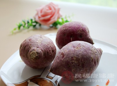 紫薯含有丰富的膳食纤维、微量元素和维生素，具有抗氧化和辅助降糖的作用