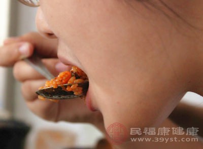 將三餐分為幾個(gè)小份，每天進(jìn)食多次少量食物，有助于分散胃部消化壓力，減輕胃負(fù)擔(dān)