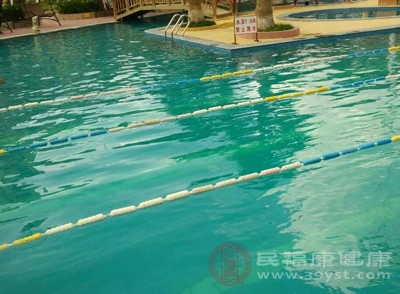 游泳是一项冲击性相对较低的运动，减少了对关节的压力