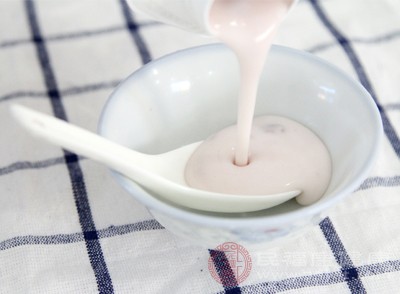 酸奶中含有益生菌，可以帮助肠道菌群平衡，缓解便秘