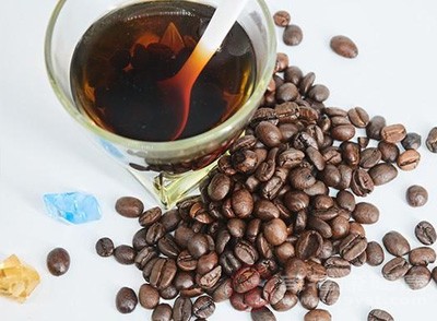 咖啡中的主要成分咖啡因是一种兴奋剂，具有刺激中枢神经系统的作用