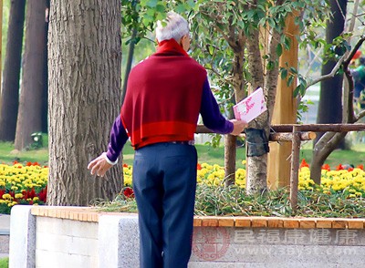 日本百歲老人的生活態度非常積極，他們往往樂于參與社交活動，并同親朋好友保持密切的聯系