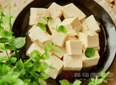 豆腐是一种营养价值较高的素食，并含有丰富的钙质，因此有助于预防骨质疏松