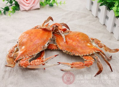 在食用螃蟹前，应该将螃蟹清洗干净