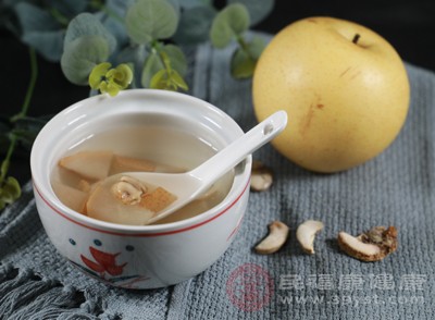 冰糖炖雪梨中的梨子具有生津润燥、清热化痰的功效，冰糖则具有润肺止咳的作用