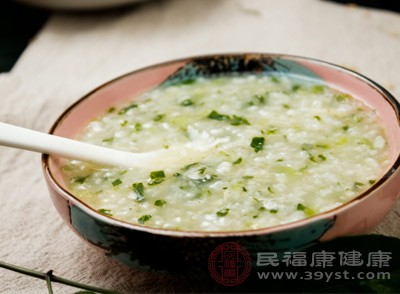 小米粥是一种传统的养胃食品。它含有丰富的营养物质，如维生素B、蛋白质和脂肪等，有助于保护胃黏膜和缓解胃痛