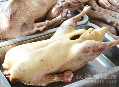 腌制和熏制食品中含有大量的硝酸盐和亚硝酸盐等对人体有害的物质，特别是对呼吸系统有不良影响