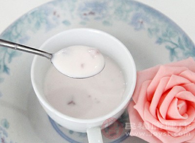 酸奶中含有益生菌，能够平衡口腔菌群，从而改善口臭