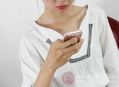 经常低头看手机，颈椎曲度会变直，继而易出现颈椎疾病