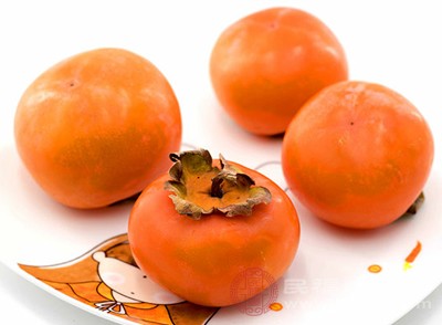 柿子是一种高鞣酸水果，鞣酸会与胃黏膜表面的黏液结合形成沉淀，增加胃结石的风险