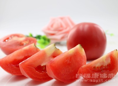 西红柿是一种营养非常丰富的碱性食物，含有大量的维生素C、维生素A、番茄红素等成分