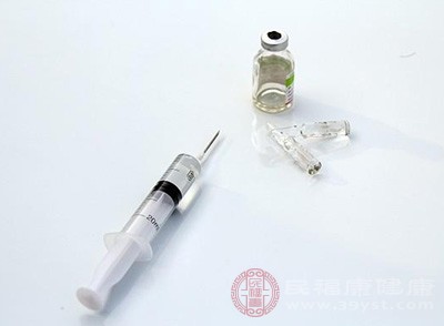 在注射药物时，应该避免共用注射器，使用一次性注射器或者消毒过的注射器