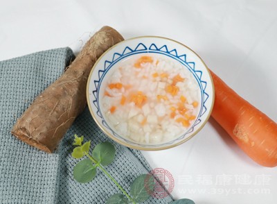 粥是一种传统的早餐食品，主要由米、豆、肉、菜等食材熬制而成