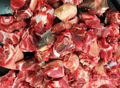 羊肉中的不饱和脂肪酸有助于降低血液中的胆固醇水平，预防心血管疾病的发生