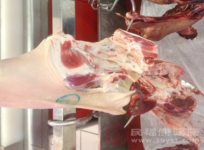 羊肉中的铁元素含量较高，适量摄入有助于预防缺铁性贫血的发生
