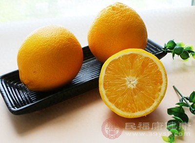 橙子中的柠檬酸和芳香物质可以放松身心，帮助改善睡眠质量