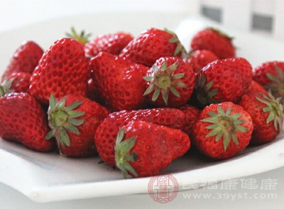 虽然草莓是一种低热量、高纤维的水果，但过量食用仍可能导致热量摄入过多