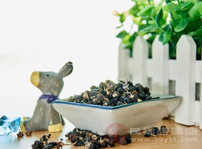黑枸杞是一种富含花青素的食物，其花青素含量远高于其他食物
