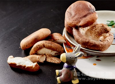 一般來說，平滑的香菇比較易于保存，可以放在陰涼通風處或者冰箱冷藏室中儲存