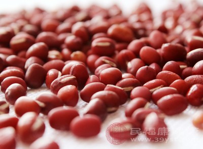 可以将红豆与其它富含铁元素的食材搭配食用，如红枣、黑米、猪肝等，以增加营养的多样性