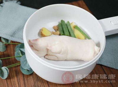 黄豆煲猪脚是一种具有美容功效的菜肴