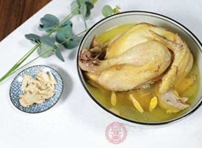 鸡汤中富含氨基酸和蛋白质等成分，能够提高身体的免疫力，增强抵抗力
