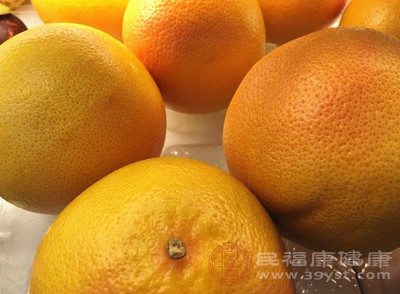 葡萄柚是一种营养价值较高、具有降低血压、预防感冒、清热解毒、润肺止咳等多种功效的水果