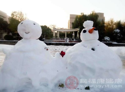 大雪时节，雪花纷飞，世界被装点成了一幅美丽的画卷