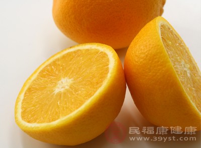 橙子、檸檬、柚子等，雖然含有豐富的維生素C，但同時也含有大量的酸性物質，可能會刺激喉嚨和呼吸道，導致咳嗽癥狀加重