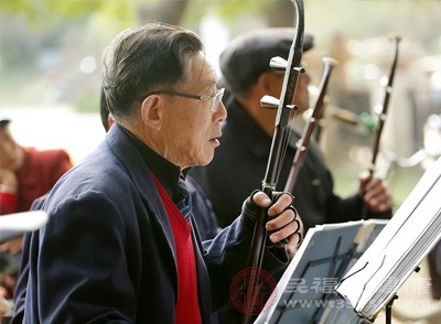 保持良好的社交圈子和人際關(guān)系，參與社交活動(dòng)可以幫助預(yù)防抑郁和孤獨(dú)感，同時(shí)促進(jìn)認(rèn)知功能