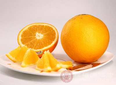 在食用柑橘類水果皮時，可以將皮切成細絲狀，加入到沙拉或者菜肴中