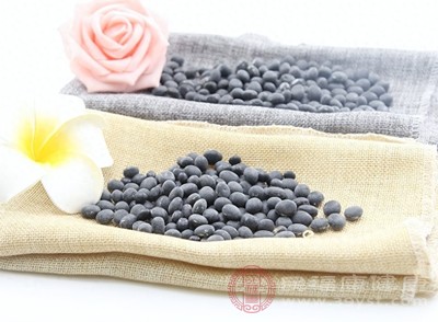 黑豆含有丰富的蛋白质、矿物质和微量元素，是公认的补肾佳品