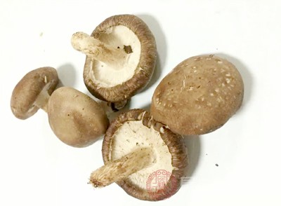 蘑菇含有丰富的多糖体和三萜类化合物，可以增强肝脏的解毒能力