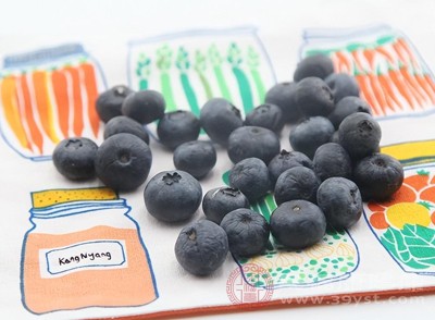 蓝莓含有较多的抗氧化物质和抗炎成分，能够改善大脑血流，增强神经连接，提高记忆和学习能力