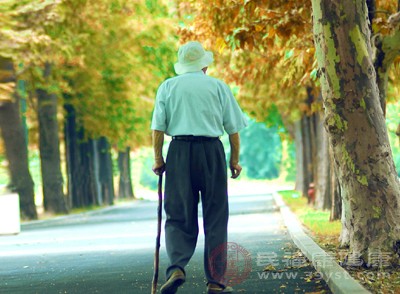 对于行走困难的中老年人，可以适当使用拐杖、助行器等辅助工具，以提高行走安全性