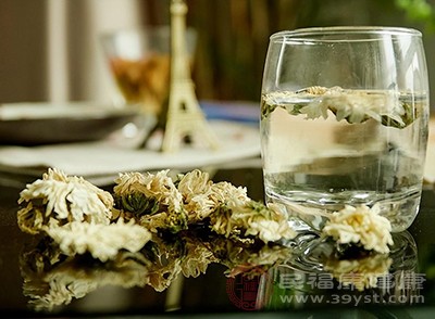 菊花茶是具有疏风散热、清肝明目等功效的中药茶饮