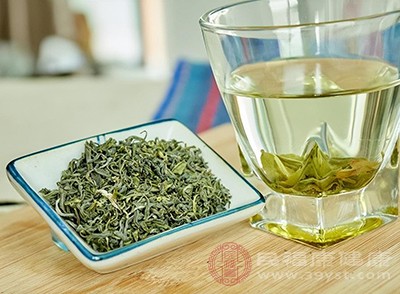 绿茶是富含茶多酚、咖啡碱等成分的天然饮品