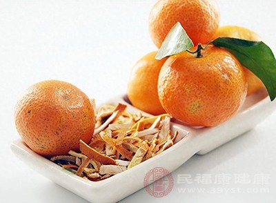 对柑橘类水果过敏的人士应避免使用橘子皮贴肚脐