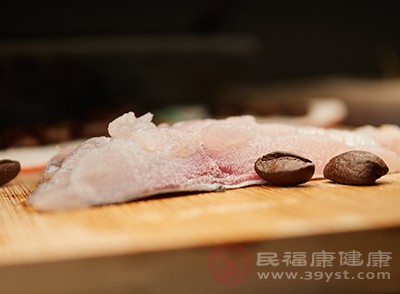 鱼肉优质蛋白质、不饱和脂肪酸等营养素含量高，对肾脏具有保护作用