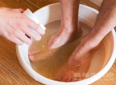 年来，足浴也受到了推崇，甚至越来越多的年轻人也加入了“泡脚大军”中