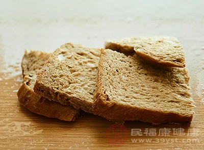 全麦面包、糙米等，富含膳食纤维，有益于降低血糖波动