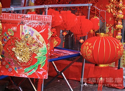 逛庙会已经成为春节期间的一项传统活动，让人们感受到浓厚的节日氛围