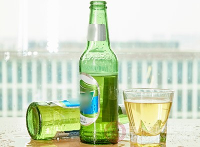 饮酒虽是社交的一部分，但酒精性质湿热，多饮容易积湿成疾